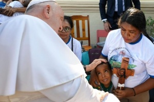 papież franciszek z niepełnosprawnymi dziećmi